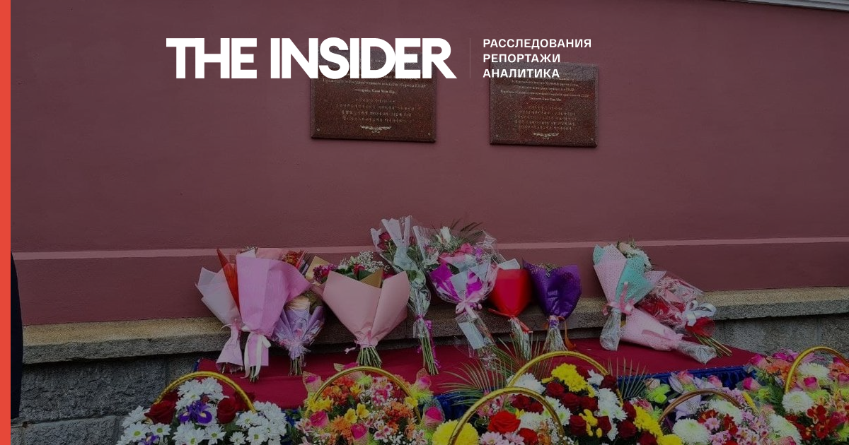 У Владивостоку відкрили пам'ятні дошки на честь візитів Кім Чен Ина і Кім Чен Іра