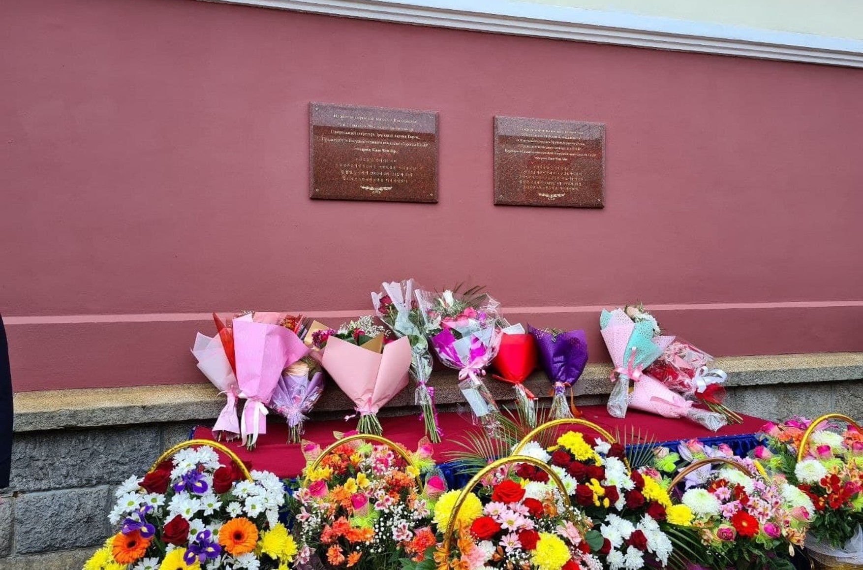 У Владивостоку відкрили пам'ятні дошки на честь візитів Кім Чен Ина і Кім Чен Іра