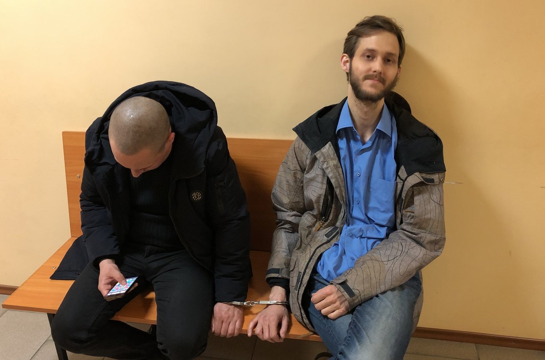 Суд оштрафував SMM-редактора штабу Навального за непокору поліції. Раніше силовики побили його, вимагаючи паролі