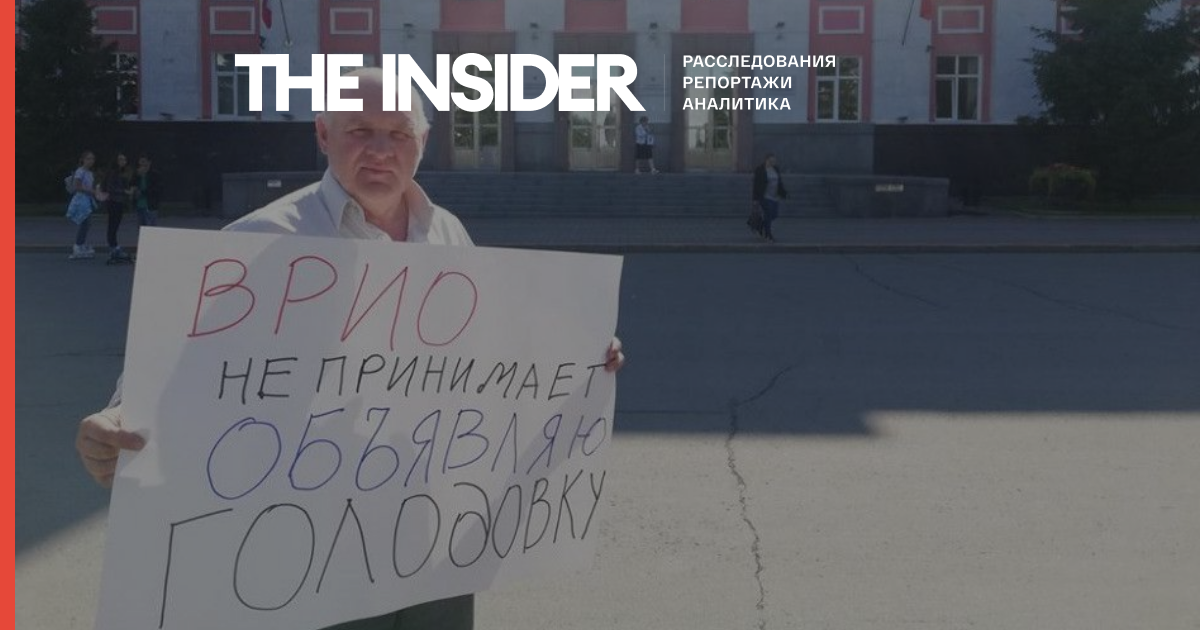 У Барнаулі затримали місцевого активіста через напис про Путіна на масці. Співробітники поліції порахували її плакатом