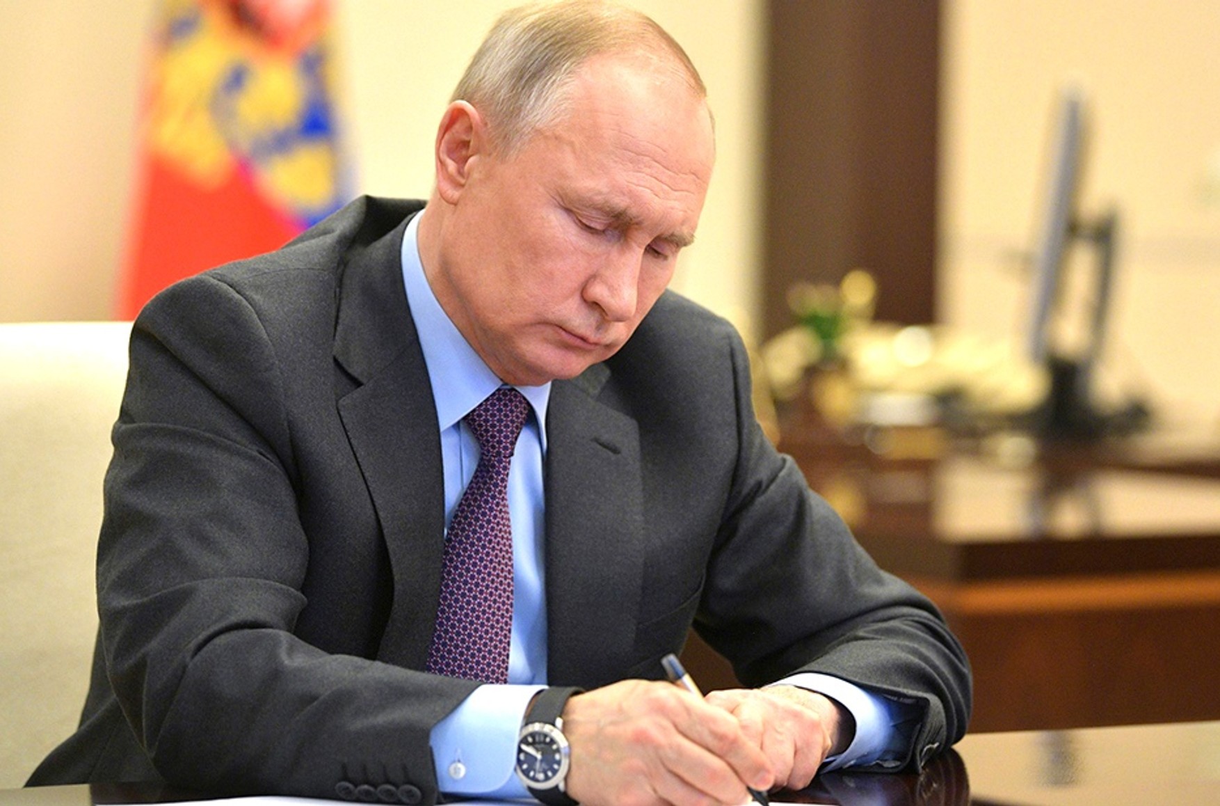Путін підписав закон про штрафи до 50 тисяч за незгадування статусу внесених до реєстру іноагентов ЗМІ