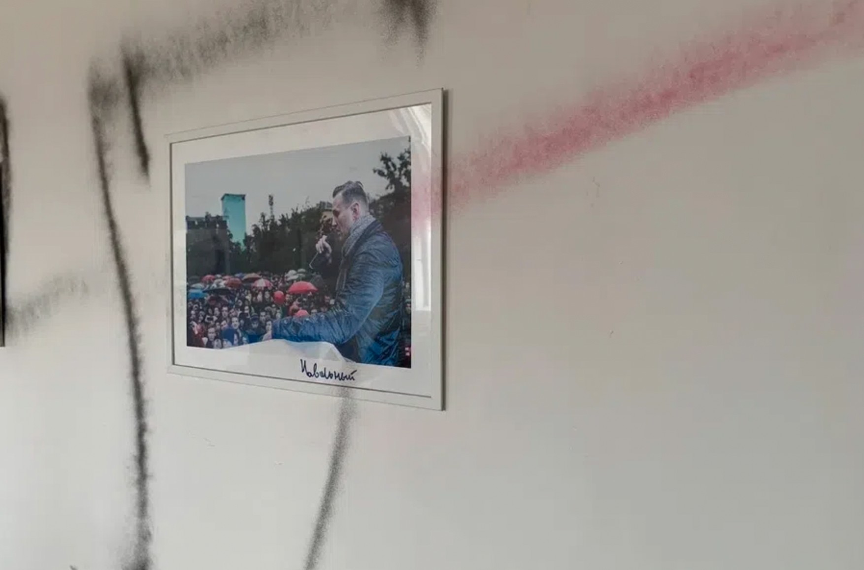 У Мурманську невідомі влаштували погром в місцевому штабі Навального. Раніше заступник голови штабу був затриманий за підозрою в перевезенні наркотиків