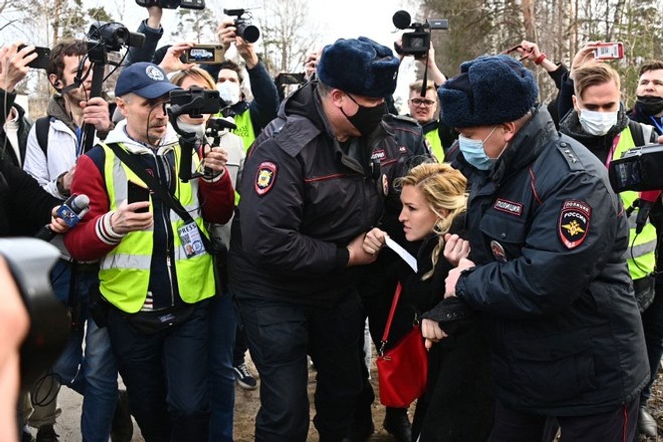 Суд призначив до дев'яти діб арешту активістів, затриманих у колонії Навального