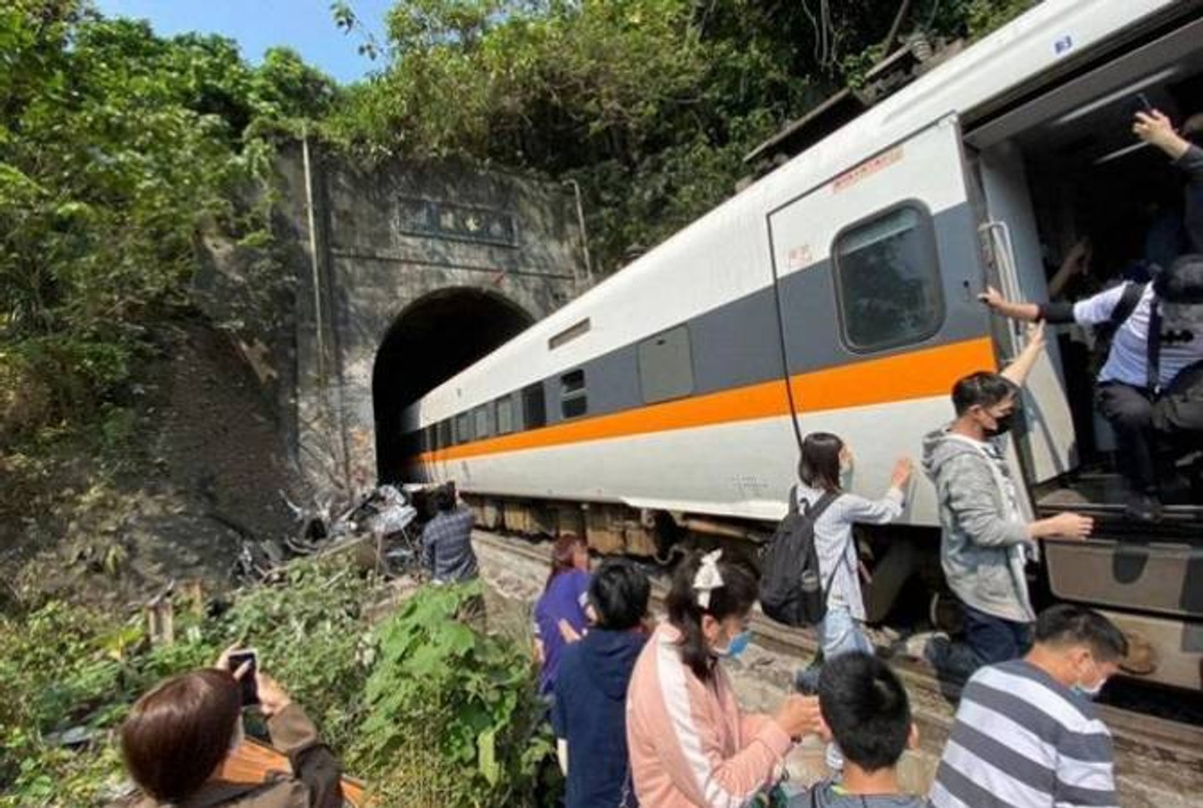 На Тайвані пасажирський поїзд зійшов з рейок, за різними даними загинули від 40 до 70 осіб