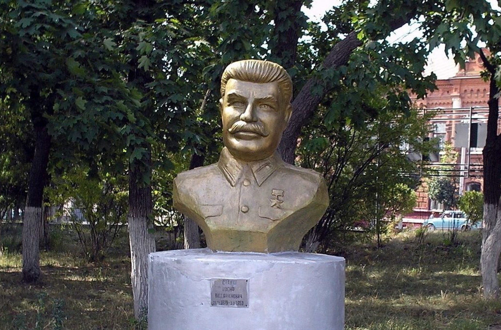 У Дагестані місцеві жителі знесли пам'ятник Сталіну, який їм встановили «в подарунок» місцева влада