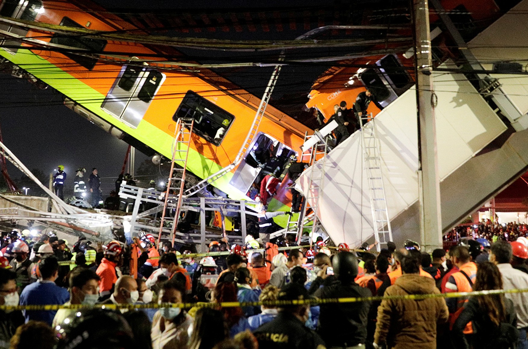 У Мехіко обрушився метромост, коли по ньому проходив потяг. Загинули понад 15 людей
