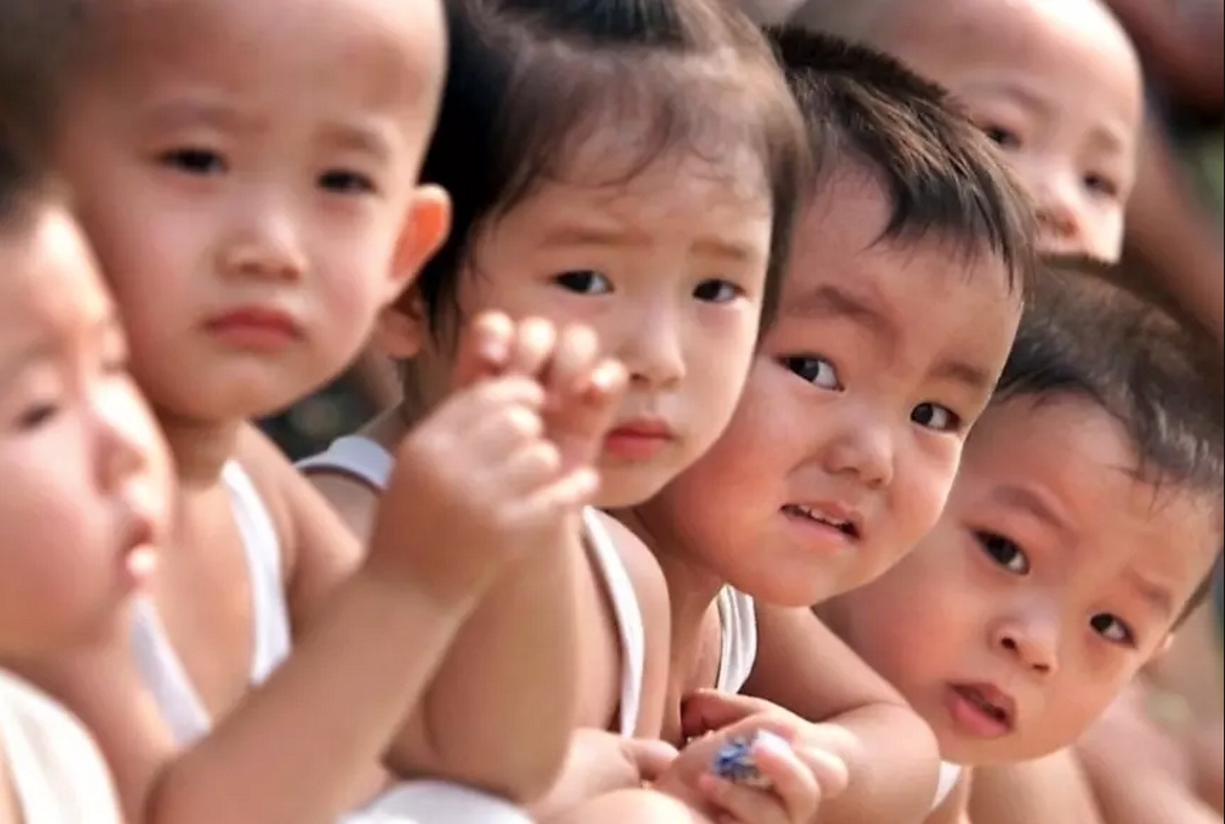 Сім'ям в Китаї дозволили мати трьох дітей