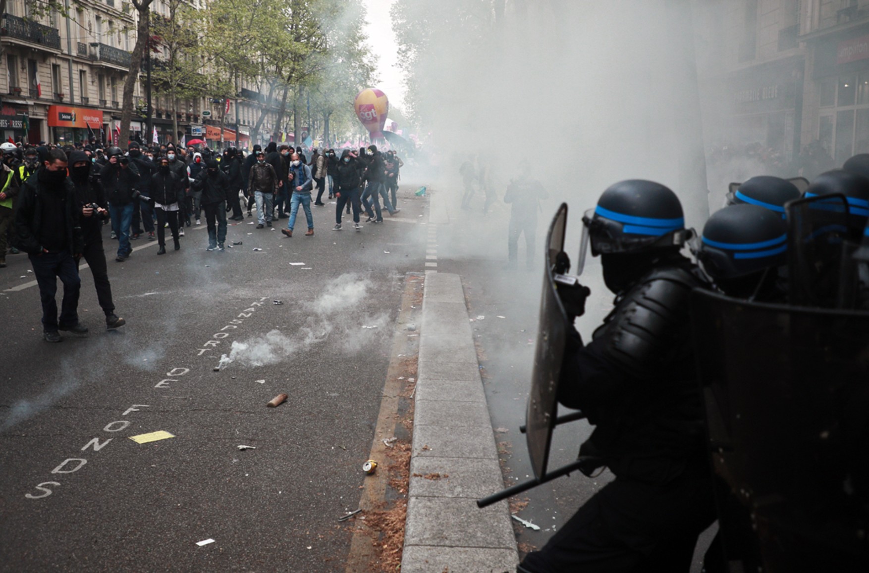 У Франції першотравневі демонстрації перейшли в зіткнення з поліцією - відео
