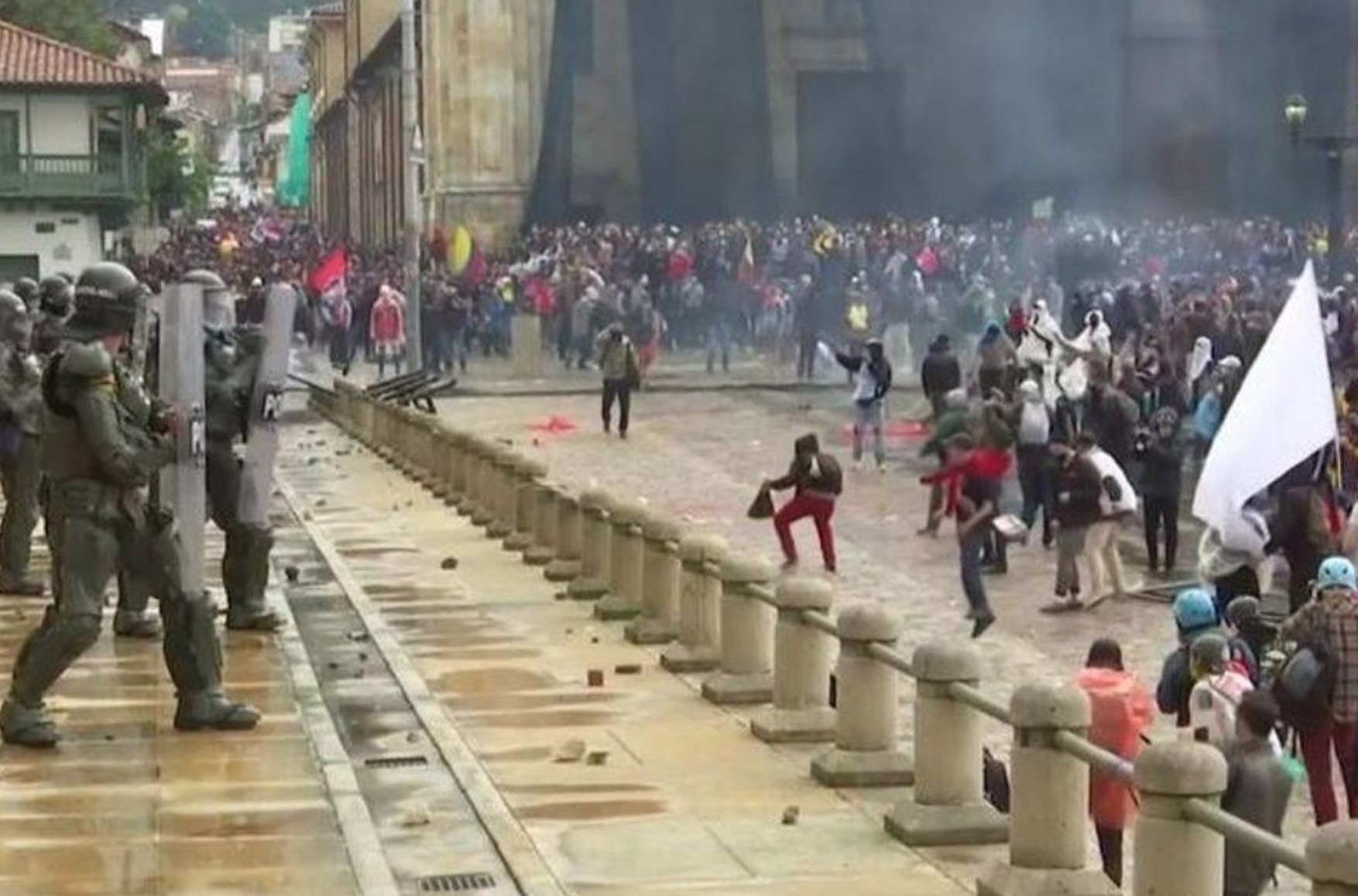 У Колумбії спалахнули заворушення на тлі протестів проти податкової реформи: 19 людей загинули, міністр фінансів пішов у відставку