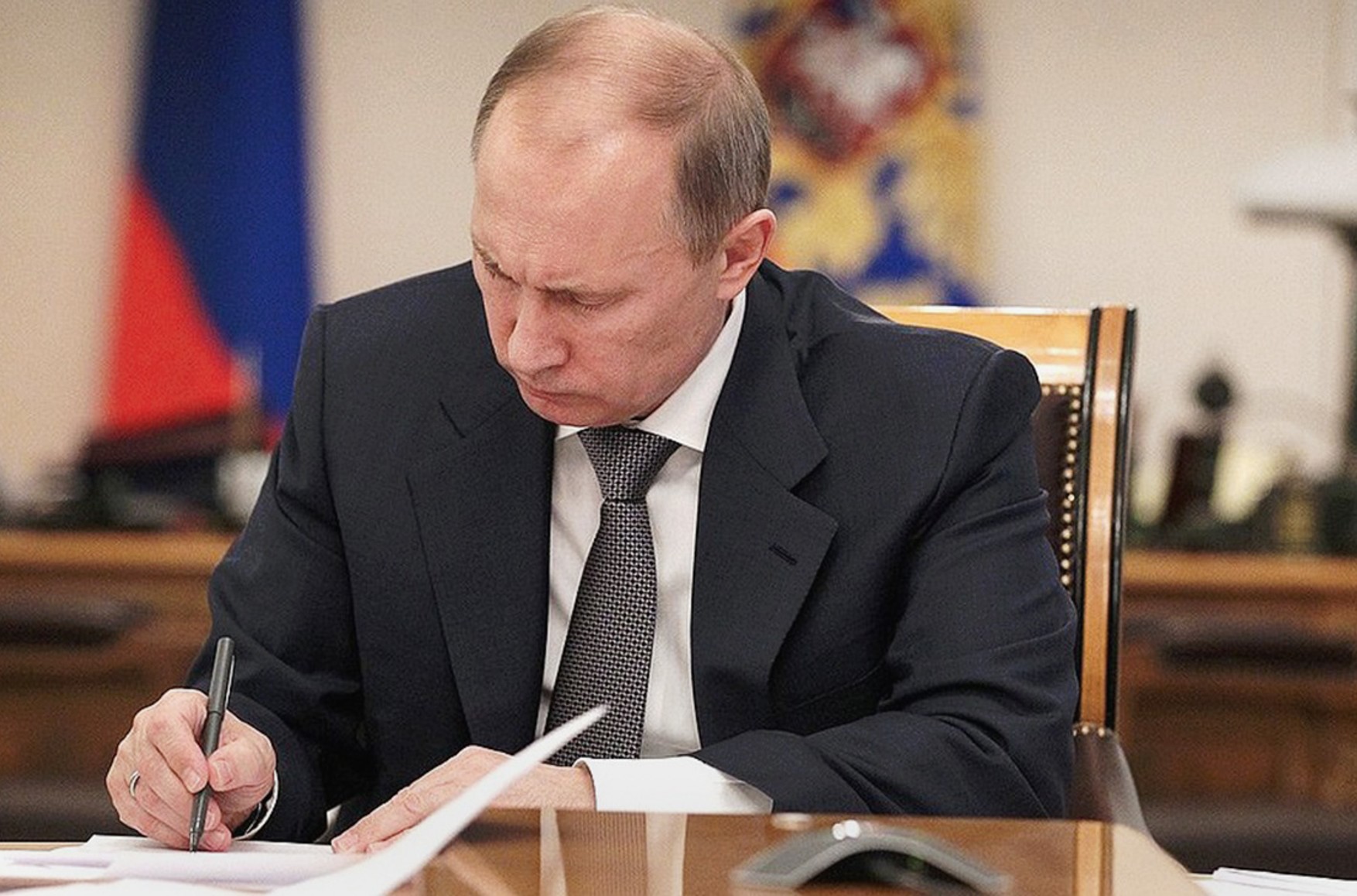 Путін підписав закон, що забороняє держслужбовцям і військовим мати іноземне громадянство