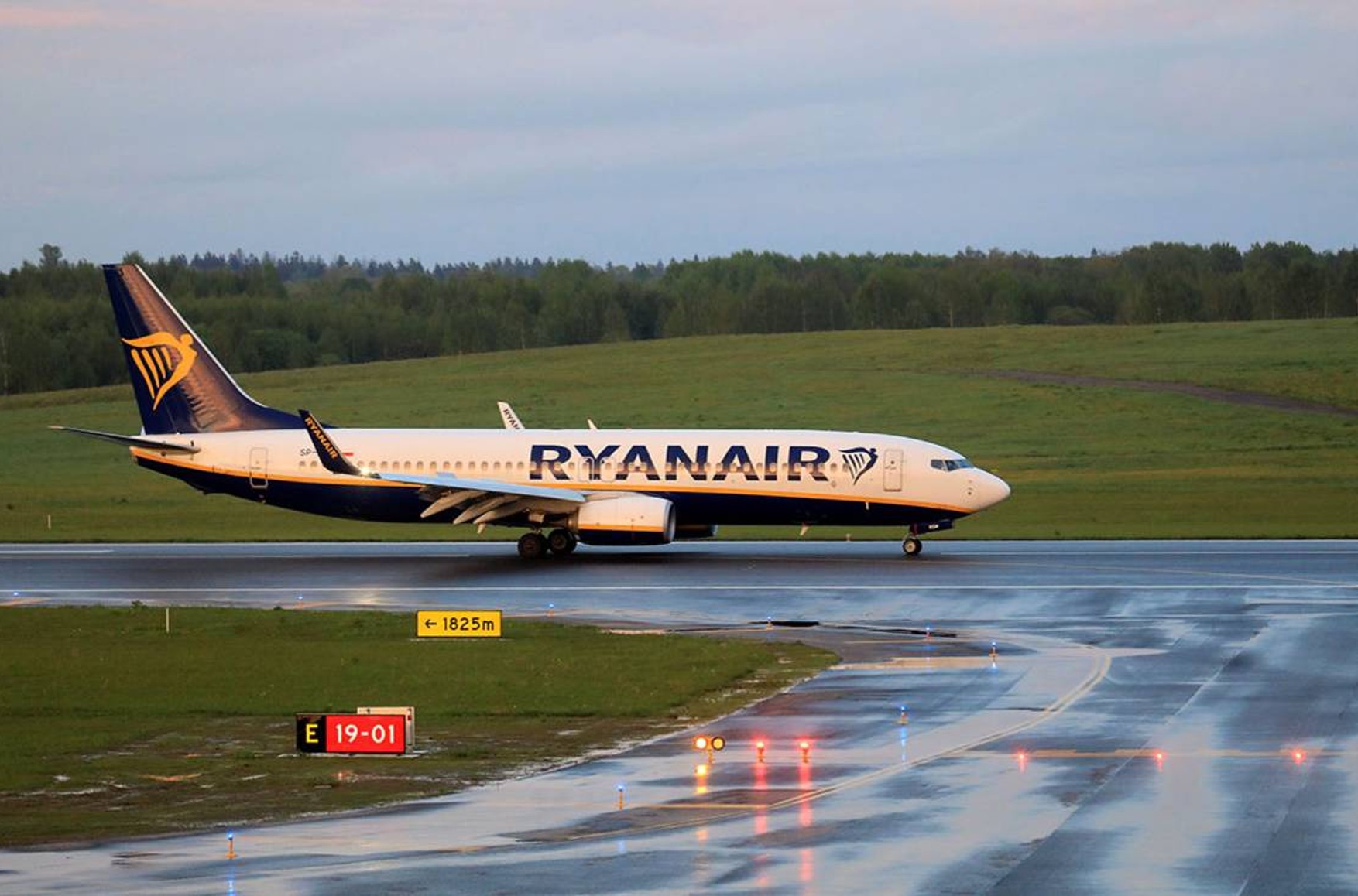 Влада Білорусії пояснили посадку літака Ryanair в Мінську закриттям найближчих аеропортів. Але один з них в той день працював