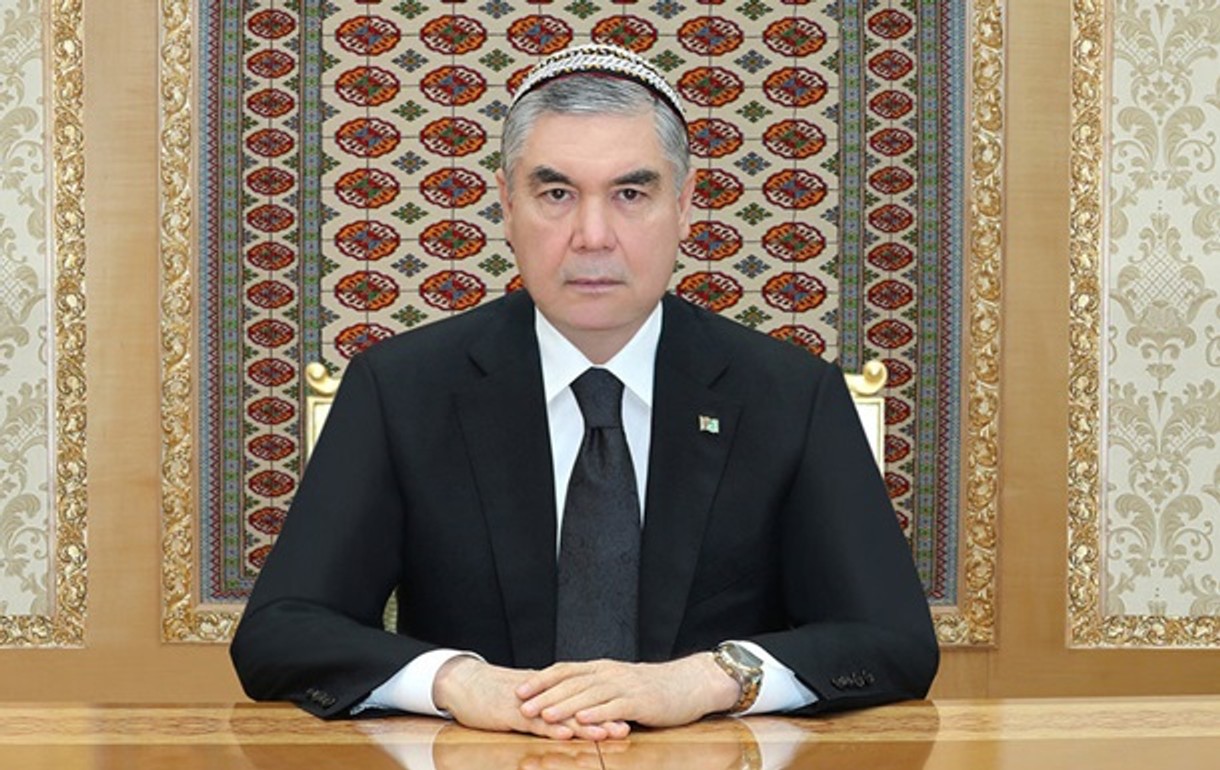 У Туркменістані чиновників зобов'язали поголити голови в знак жалоби за нього помер батько президента