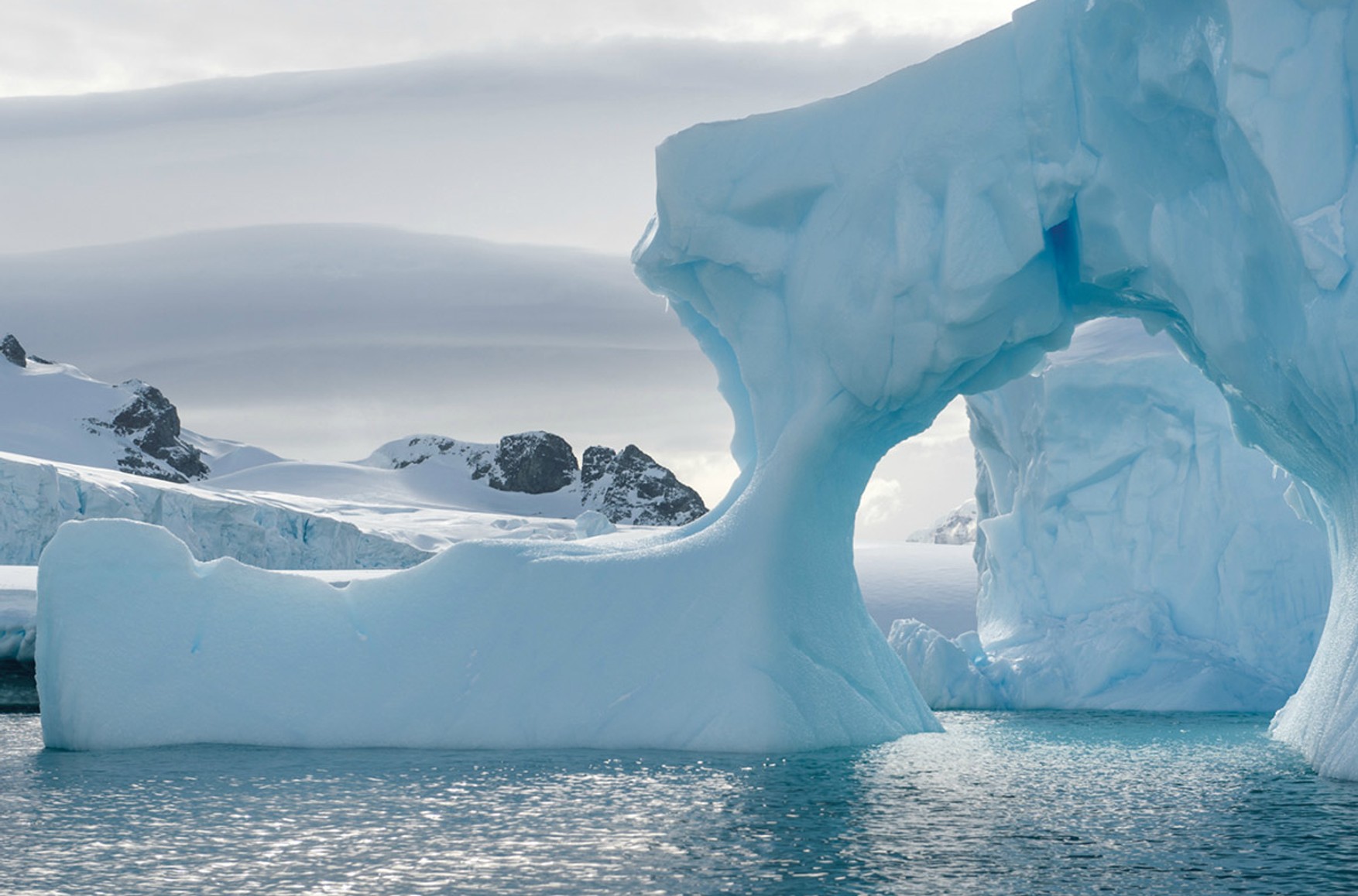 Від Антарктиди відколовся найбільший в світі айсберг