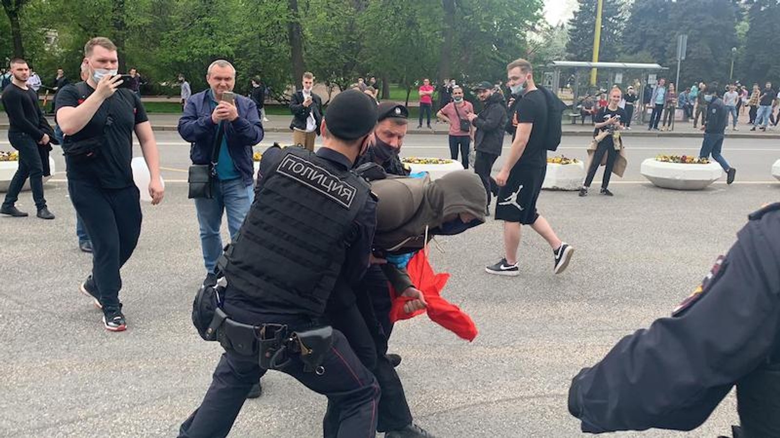 У Москві біля будівлі МДУ затримали учасників акції на захист просвітницької діяльності
