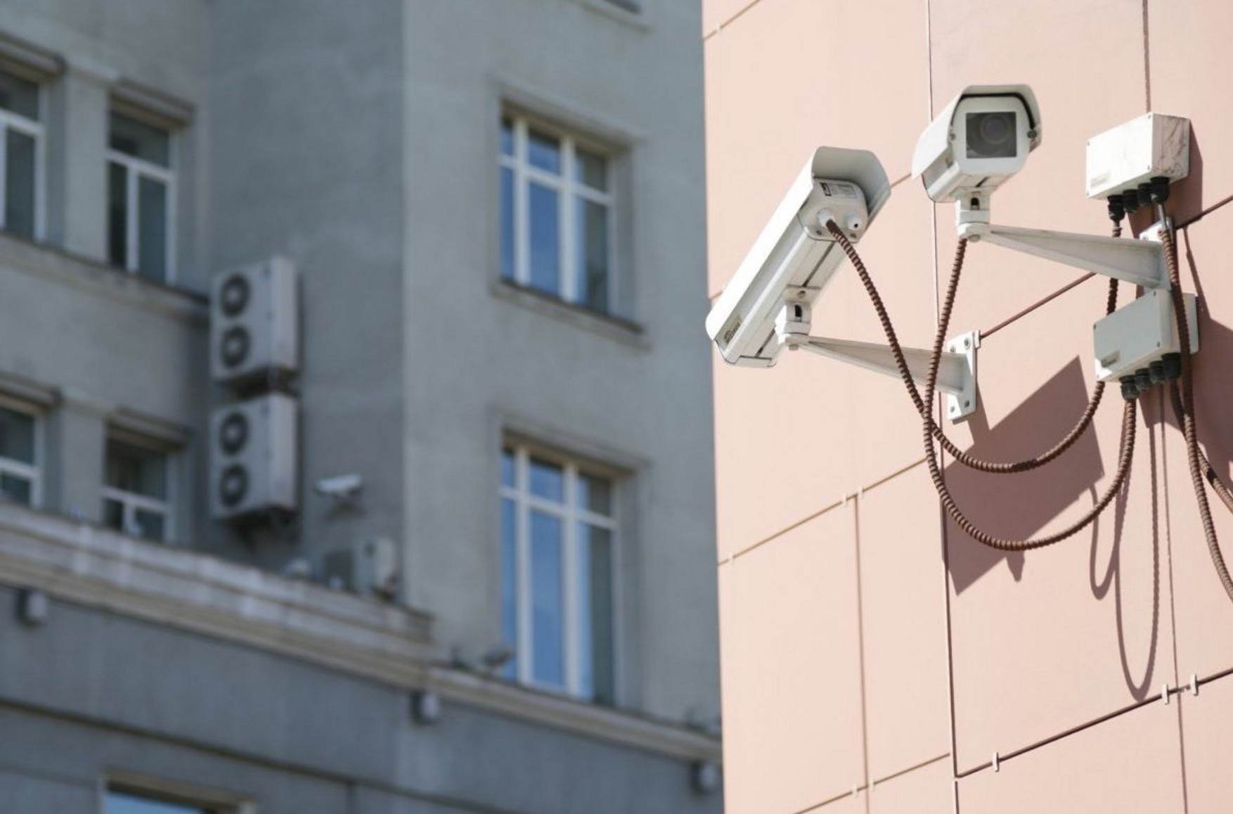 У Москві активістку оштрафували через акції 21 квітня, обчисливши її по камерах, проте на записах була не вона