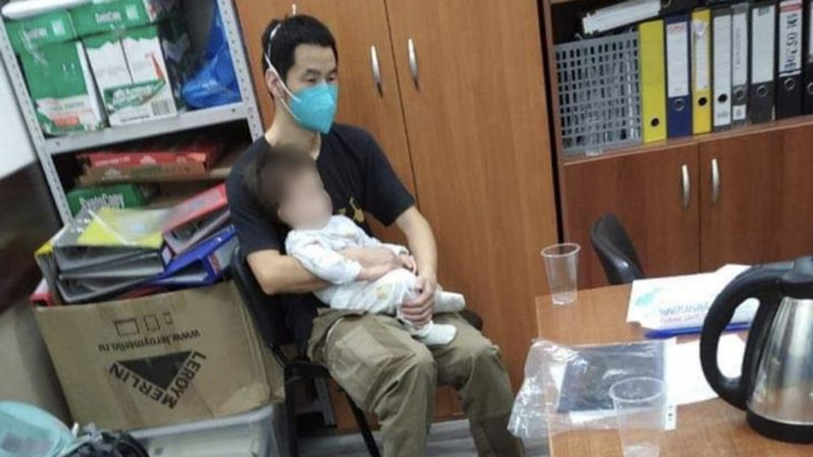 Громадянин Китаю, якого підозрювали в торгівлі людьми, зміг повернути свого сина, народженого від сурогатної матері - адвокат