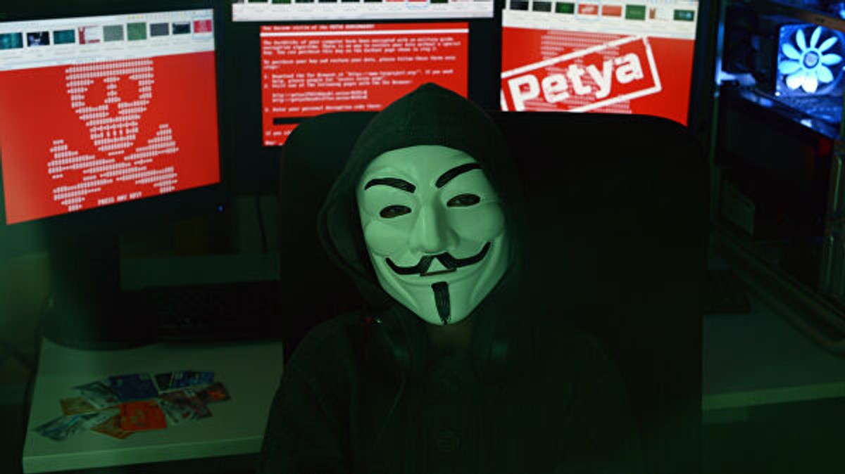 Угруповання хакерів Anonymous «оголосила війну» Ілону Маску через його впливу на курс біткойнов