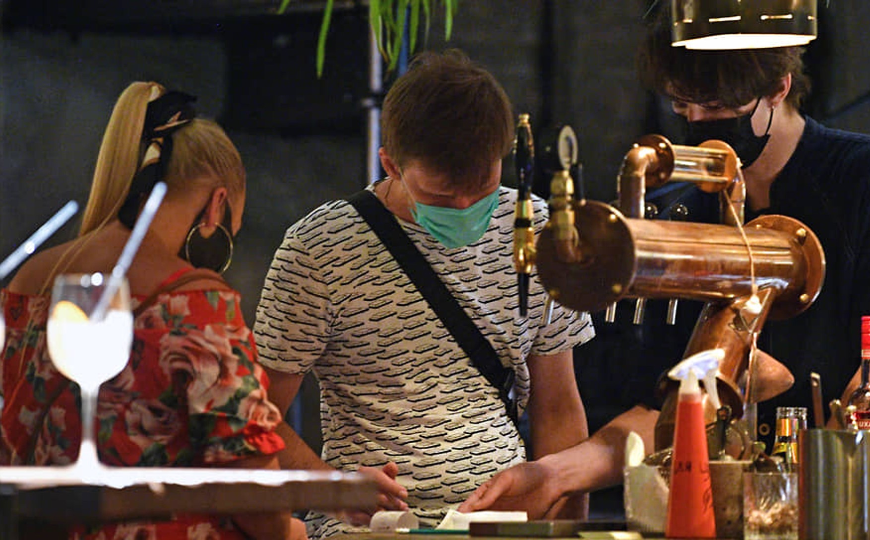 Московським кафе і ресторанах з системою QR-кодів дозволять працювати в нічний час - «Ведомости»
