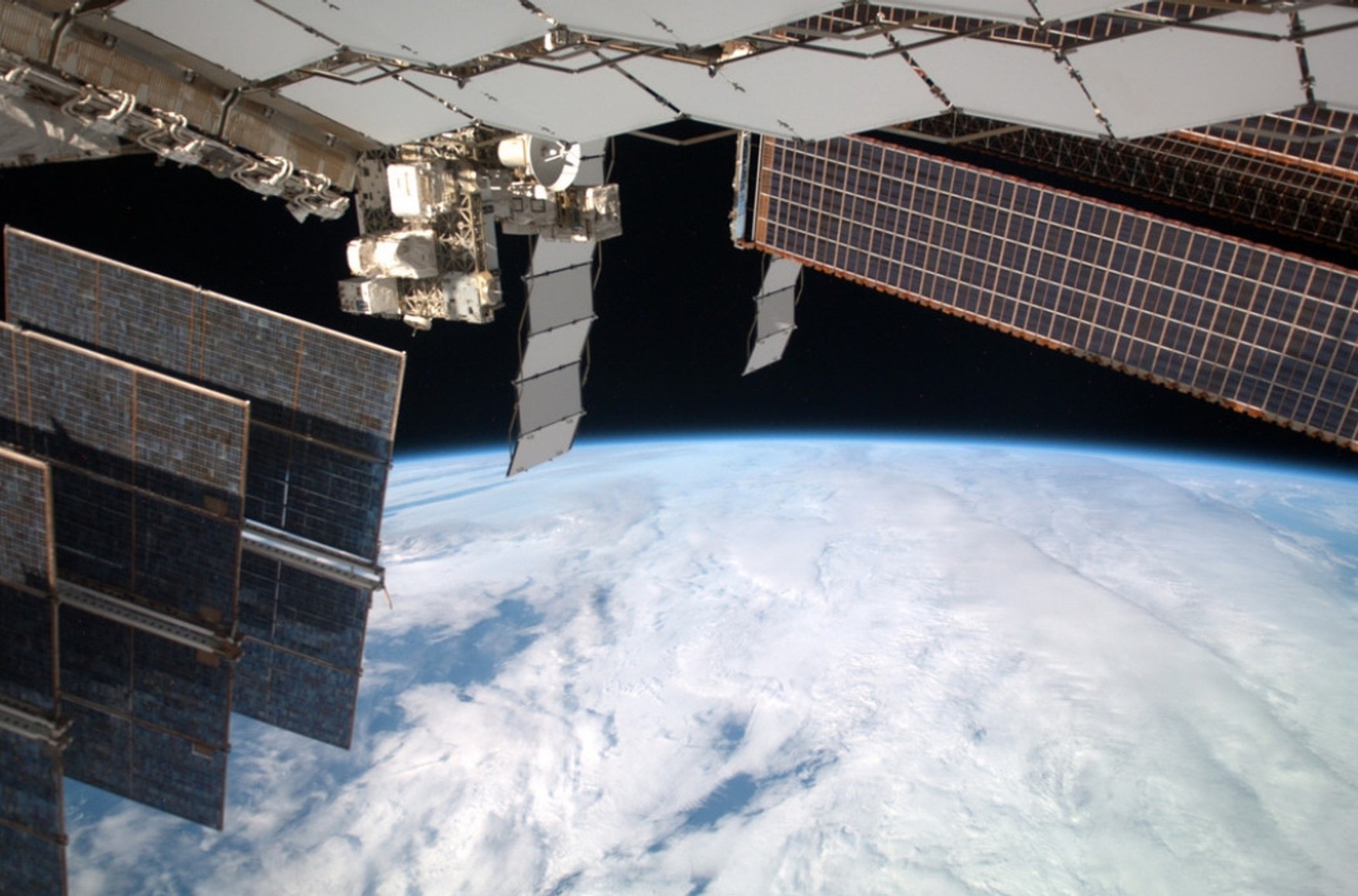Астронавти на МКС вийшли у відкритий космос для монтажу сонячних панелей - відео