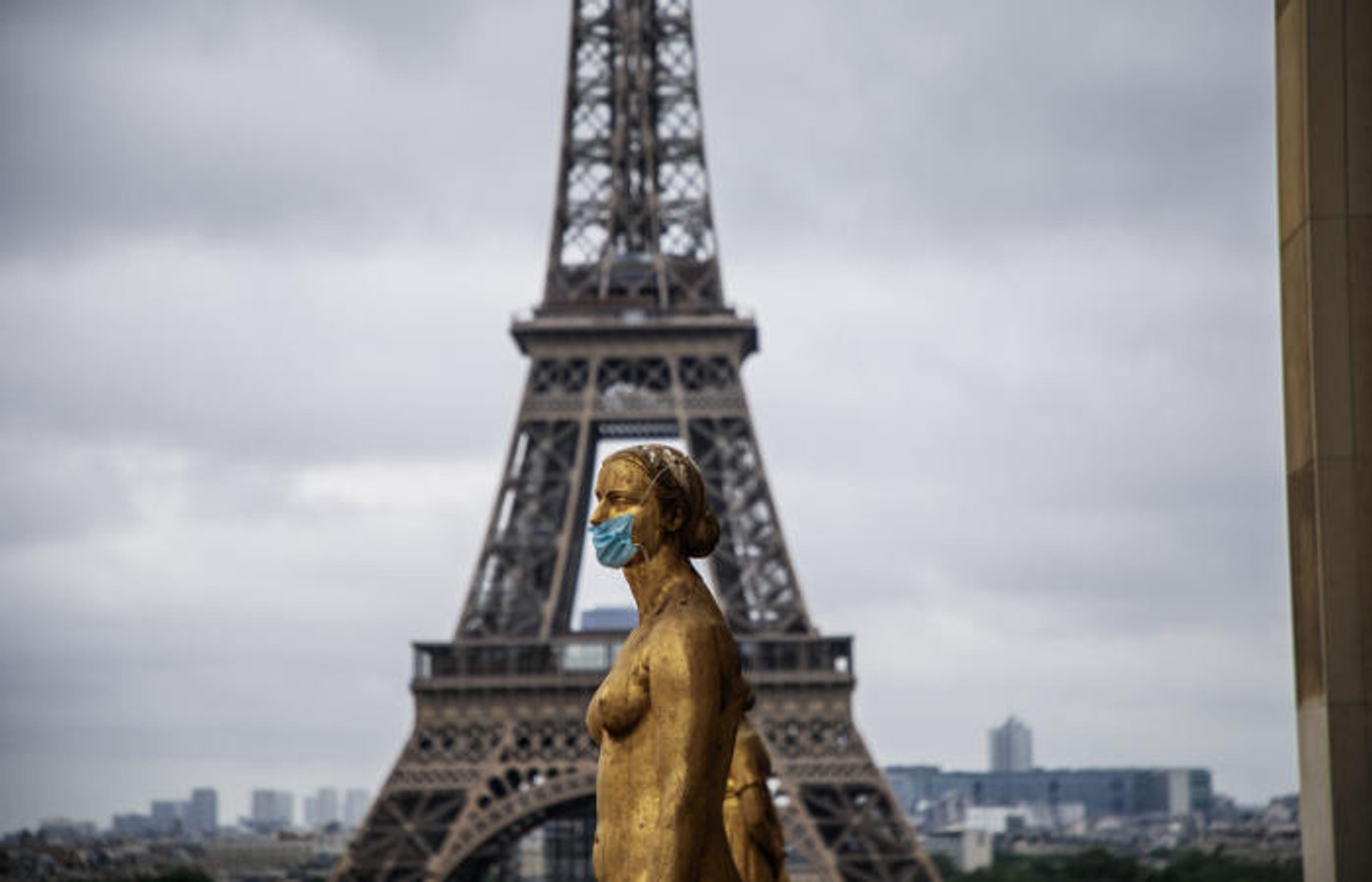 Франція скасує комендантську годину і пом'якшить масковий режим
