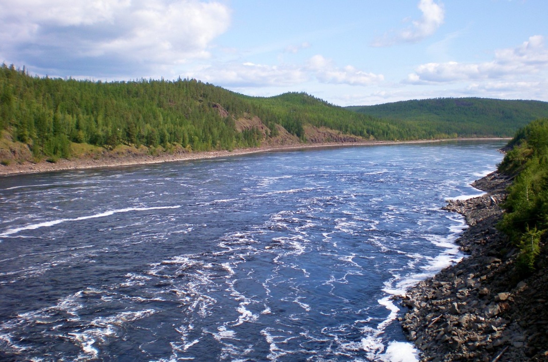 На річці в Якутії зібрали понад 400 літрів сорбенту з нафтопродуктами