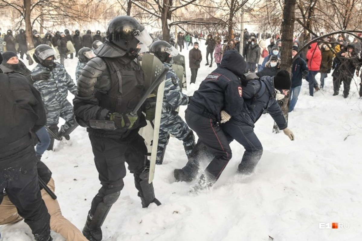Жителя Єкатеринбурга оштрафували на 40 тисяч за синяк на руці поліцейського, якого він схопив за руку на акції 23 січня