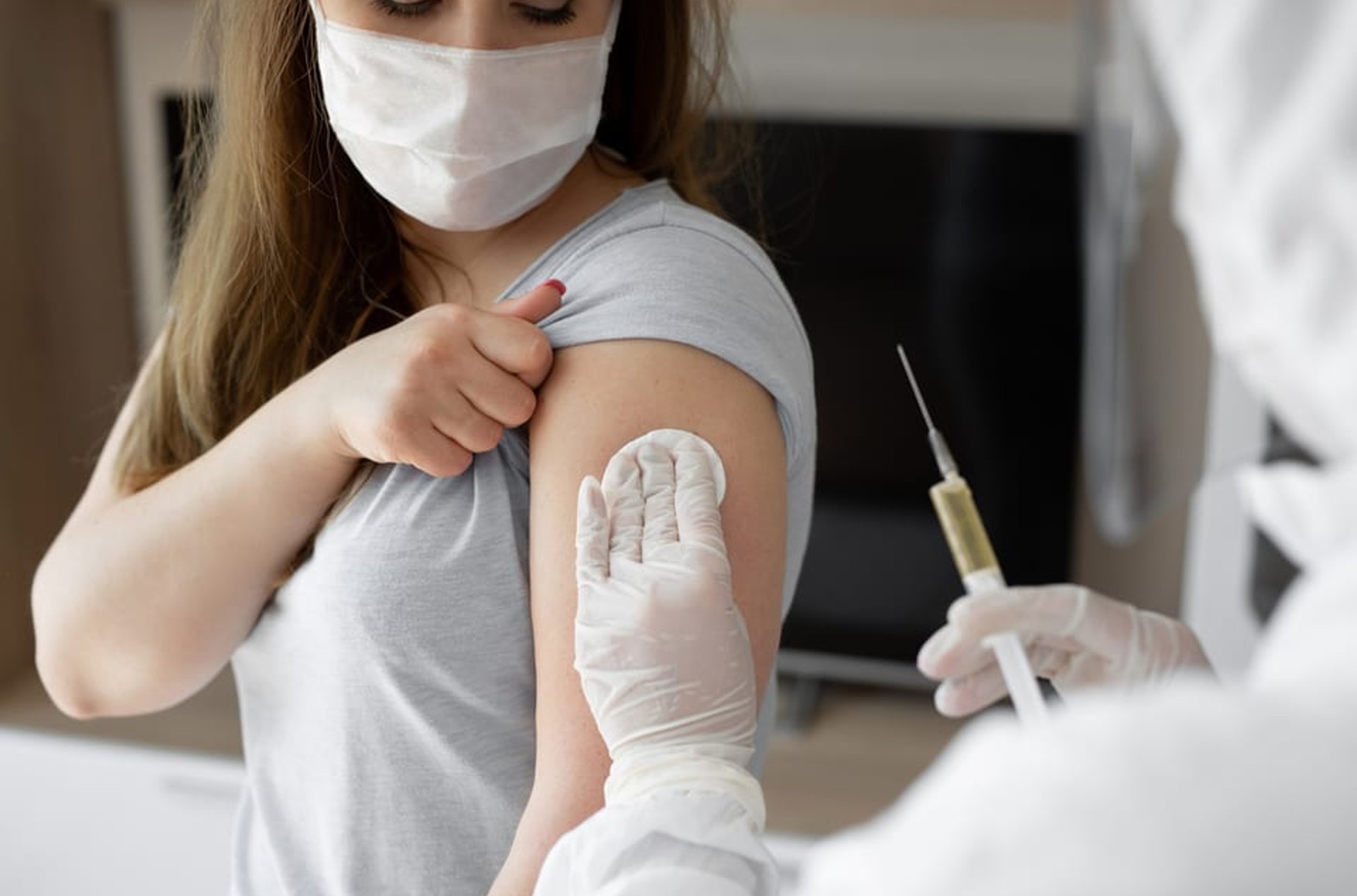У Ленобласті роботодавців зобов'язали до осені вакцинувати 80% співробітників