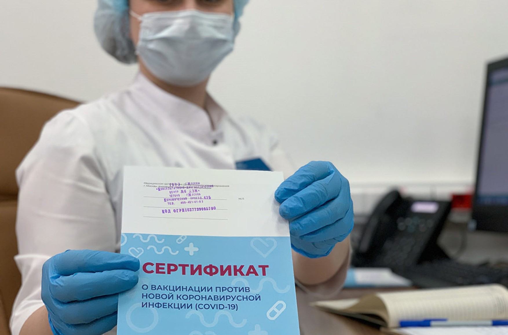 У Москві порушили 24 кримінальні справи про торгівлю підробленими сертифікатами про вакцинацію від COVID-19