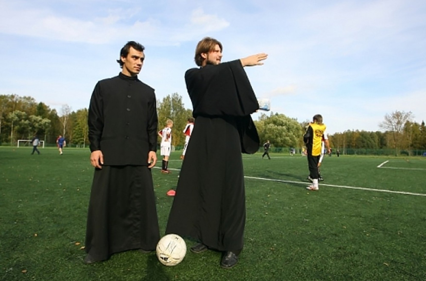 «Духовно слабенькі». У РПЦ мають намір боротися з провалами футбольної збірної за допомогою священика