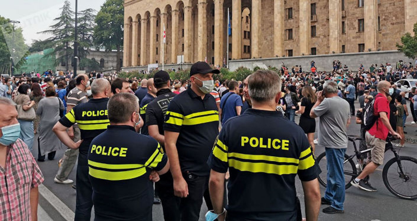 У Тбілісі поліція затримала 12 осіб на акції опозиції біля офісу правлячої партії