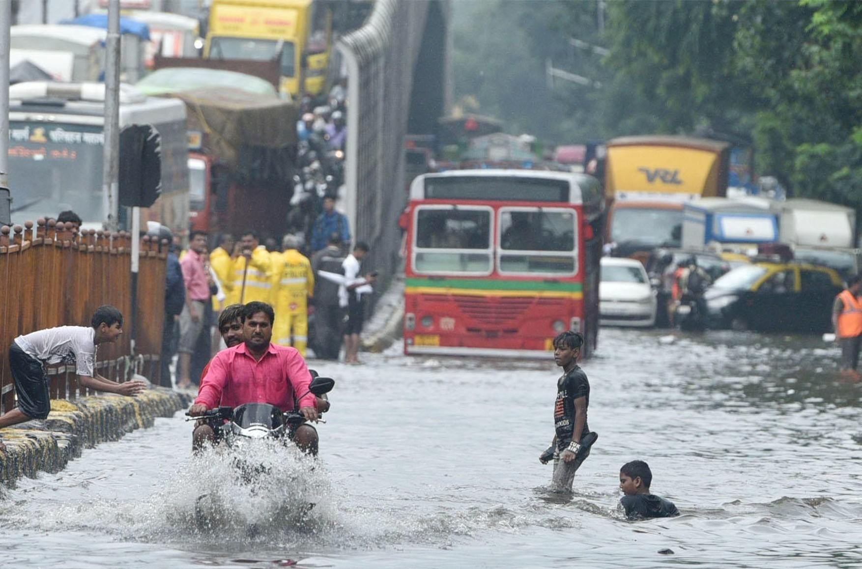 У Мумбаї через зливи і зсуви загинуло більше 30 осіб