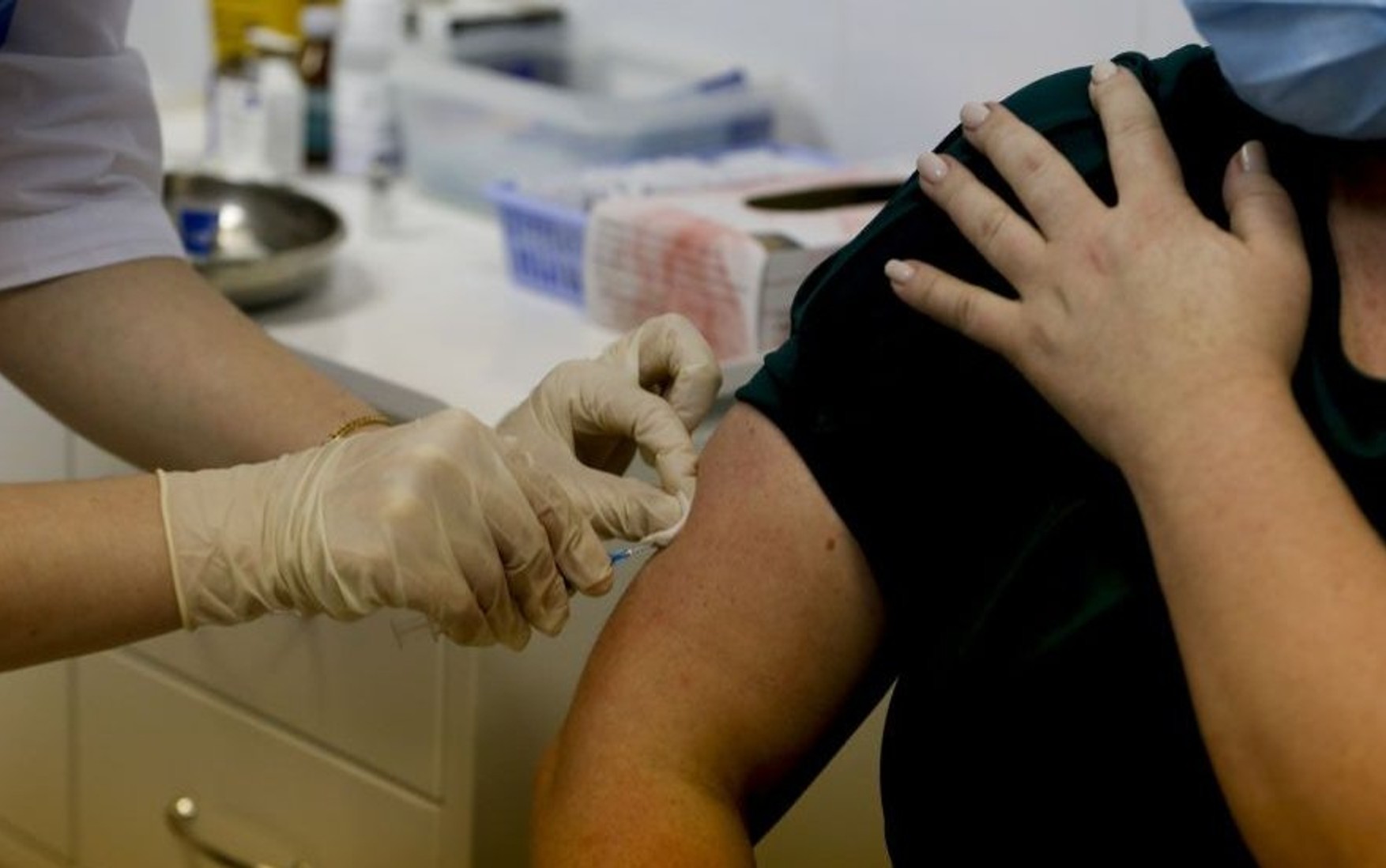 У Калузькій області медсестра замість вакцини від коронавируса вколола пацієнтам воду