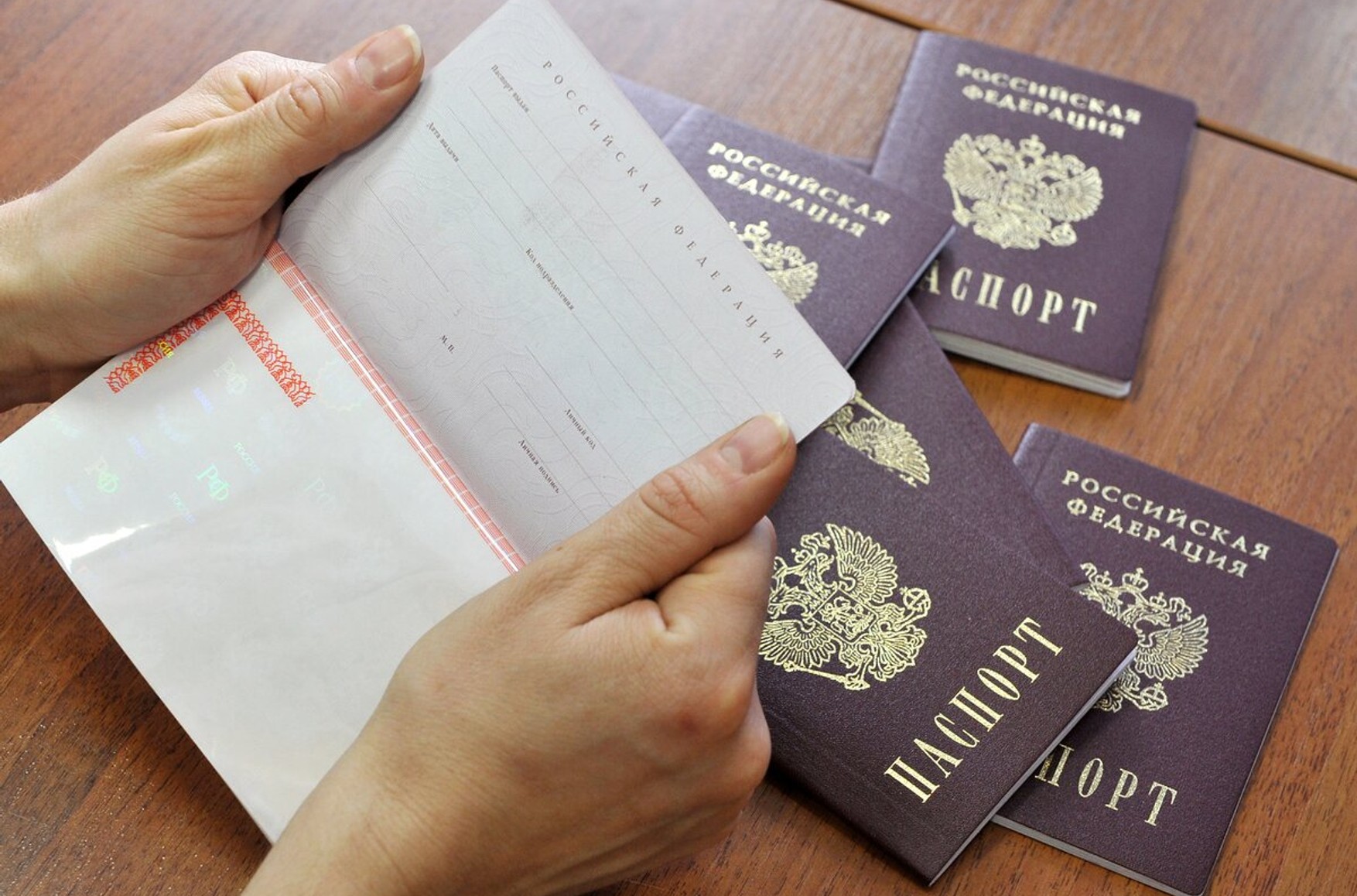 Уряд скасував обов'язкові штампи про шлюб і дітей в паспорті