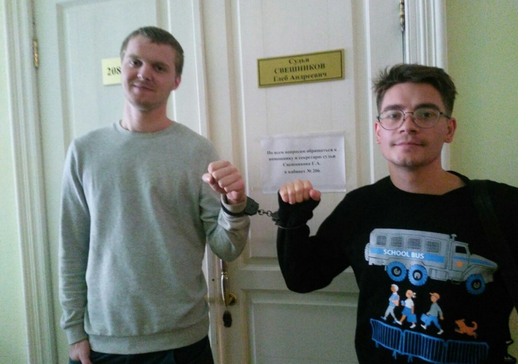 Екс-співробітника Штабу Навального відвезли на допит прямо з поминок батька