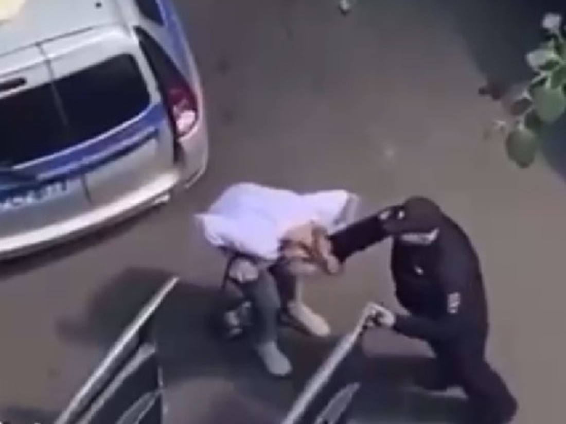 СК перевірить відео, на якому московський поліцейський тягне жінку за волосся при затриманні