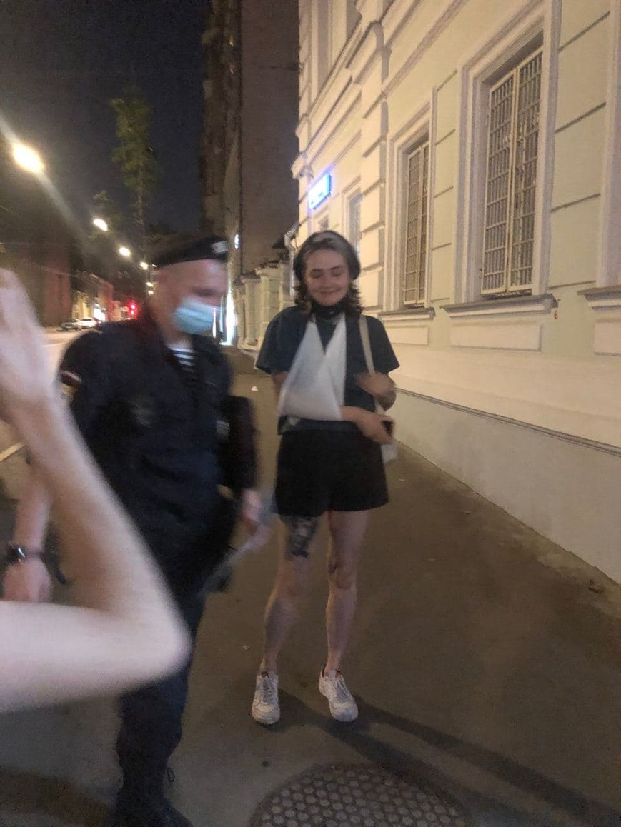 У Москві силовики побили дівчину за те, що вона знімала на відео затримання маленької дитини