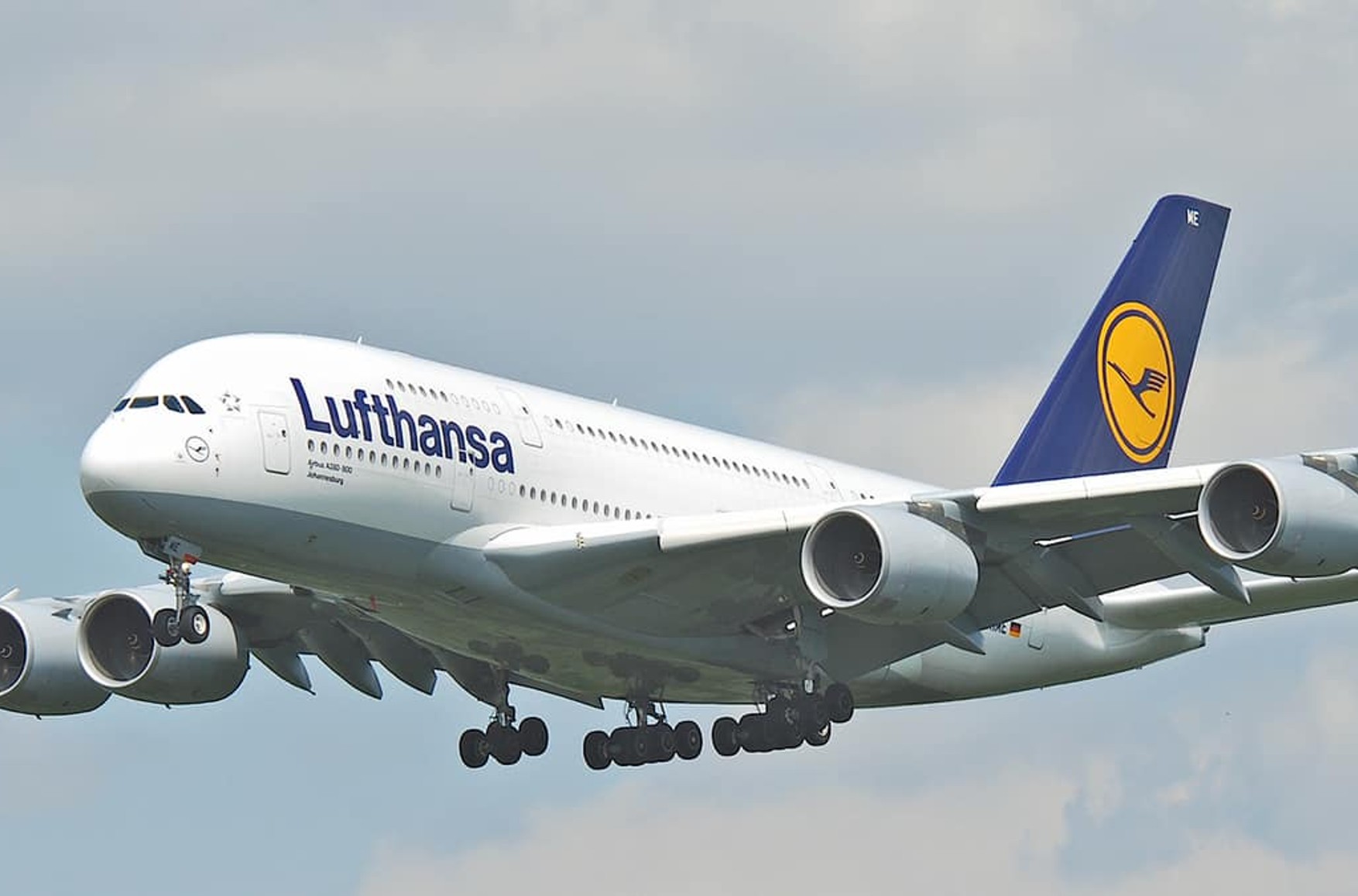 Найбільший європейський авіаконцерн Lufthansa змінює звернення «пані та панове» на гендерно-нейтральні