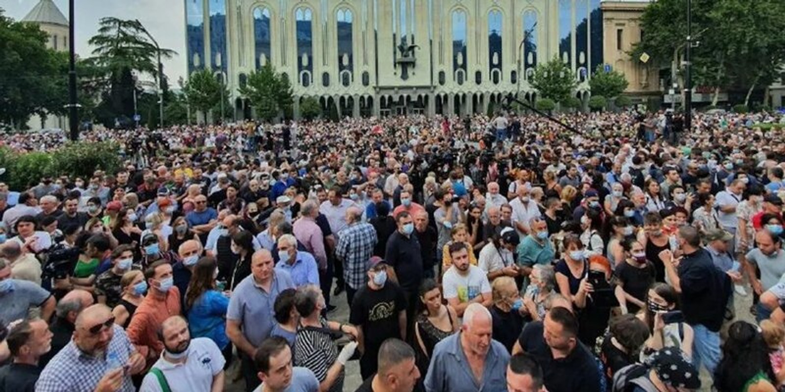 У Тбілісі після смерті оператора каналу «ТВ Пірвелі», якого побили противники ЛГБТ, тисячі людей вийшли на акцію протесту
