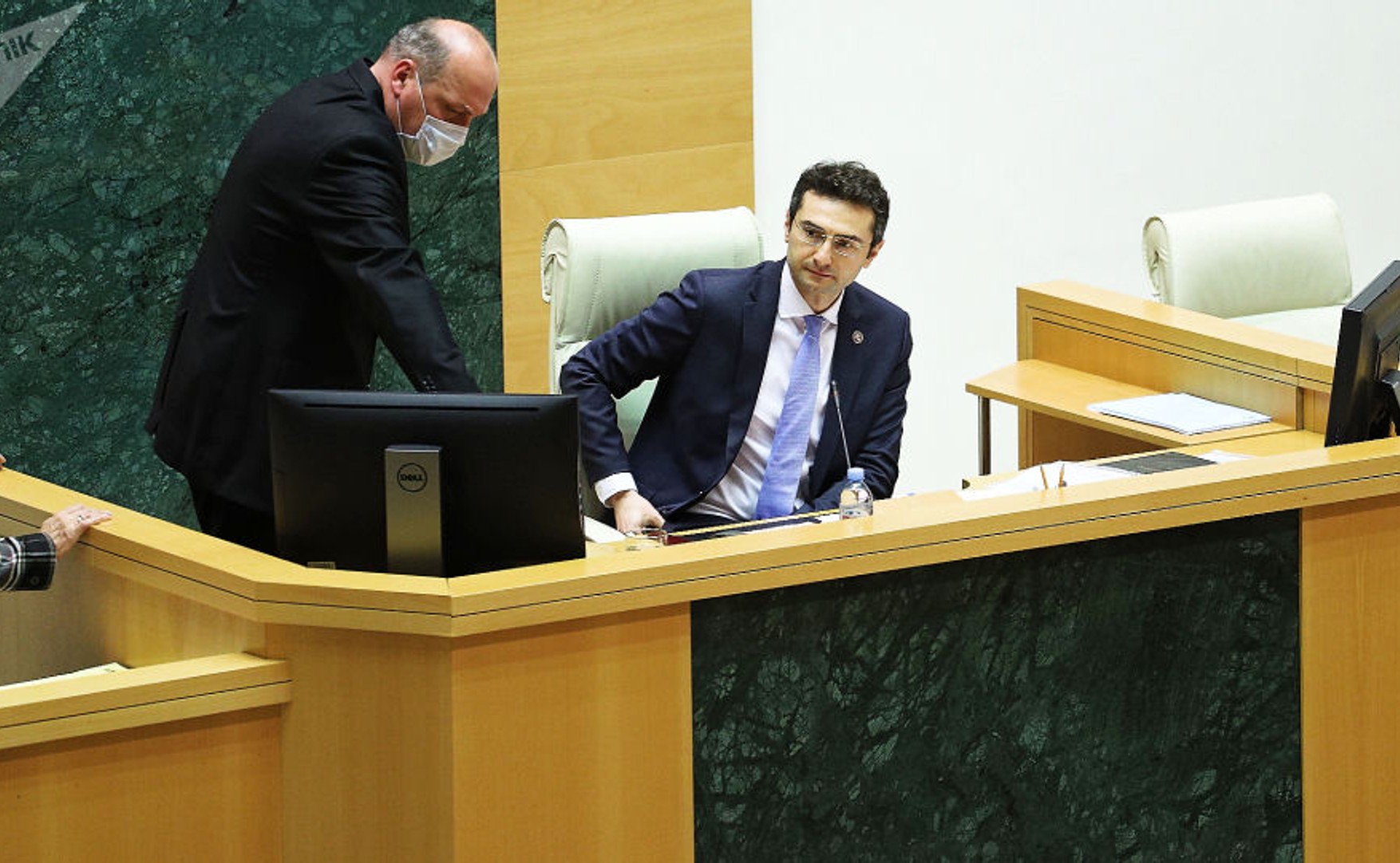 У Грузії опозиціонери і журналісти в ході засідання парламенту вивісили банери з вимогою покарати винних у загибелі Лексо Лашкарави