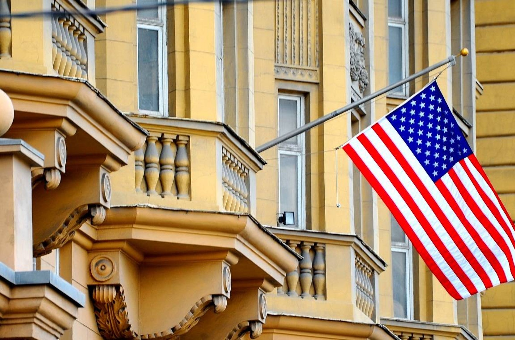 Влада США звільнять понад 180 співробітників дипломатичних представництв в Росії