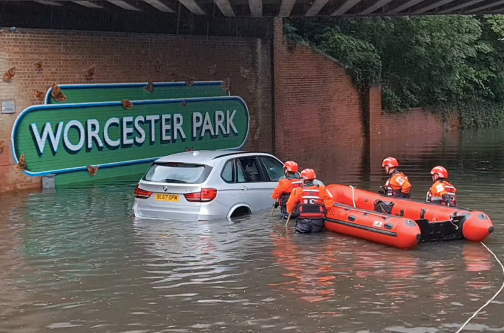 В результаті сильних злив в Лондоні затопило десятки будинків, дороги і станції метро