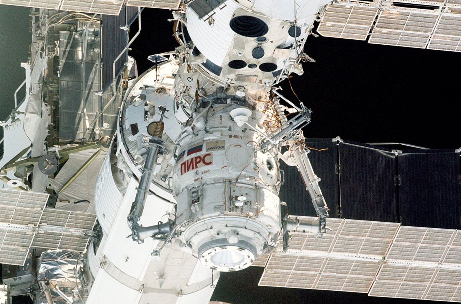 Російський модуль «Пірс», на місце якого постане вийшов раніше на цільову орбіту модуль «Наука», отстикуется від МКС-26 липня