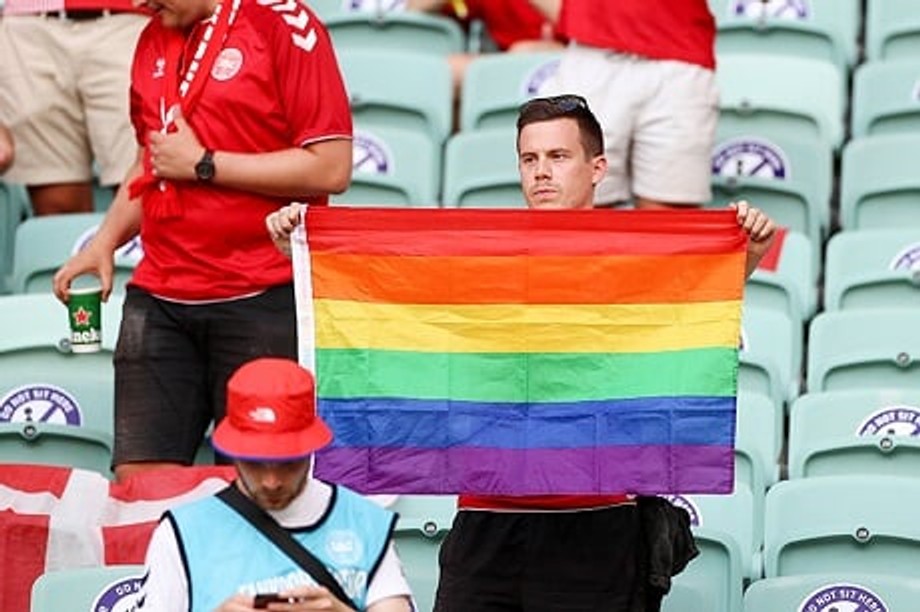 На матчі в Баку у вболівальників збірної Данії вилучили райдужний прапор. УЄФА розслідує ситуацію