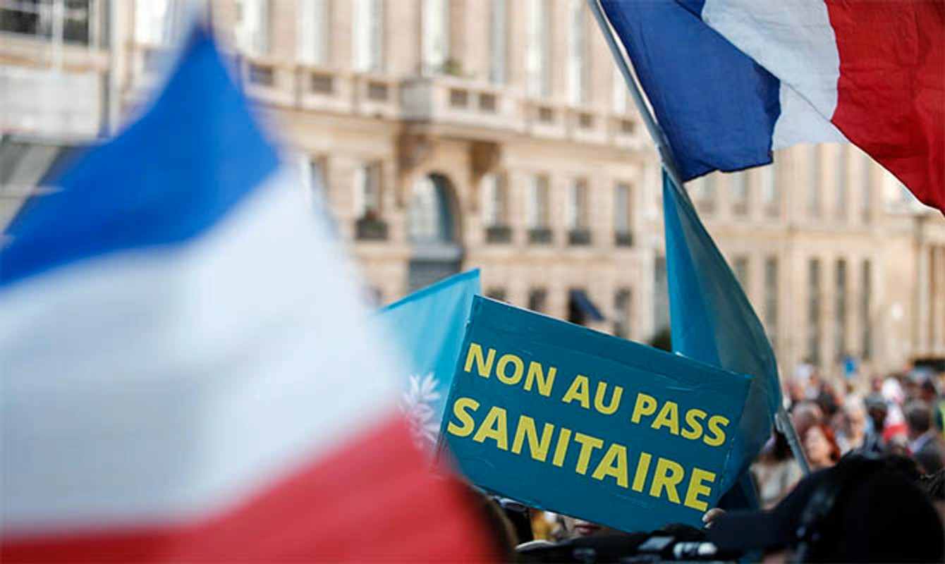 У Парижі і Ліоні акція противників антікоронавірусних заходів призвела до сутичок з поліцією