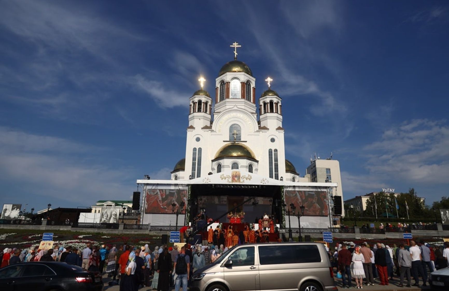 У Єкатеринбурзі проходить православний фестиваль «Царські дні». На заборонений владою через COVID-19 хресний хід зібралися тисячі людей