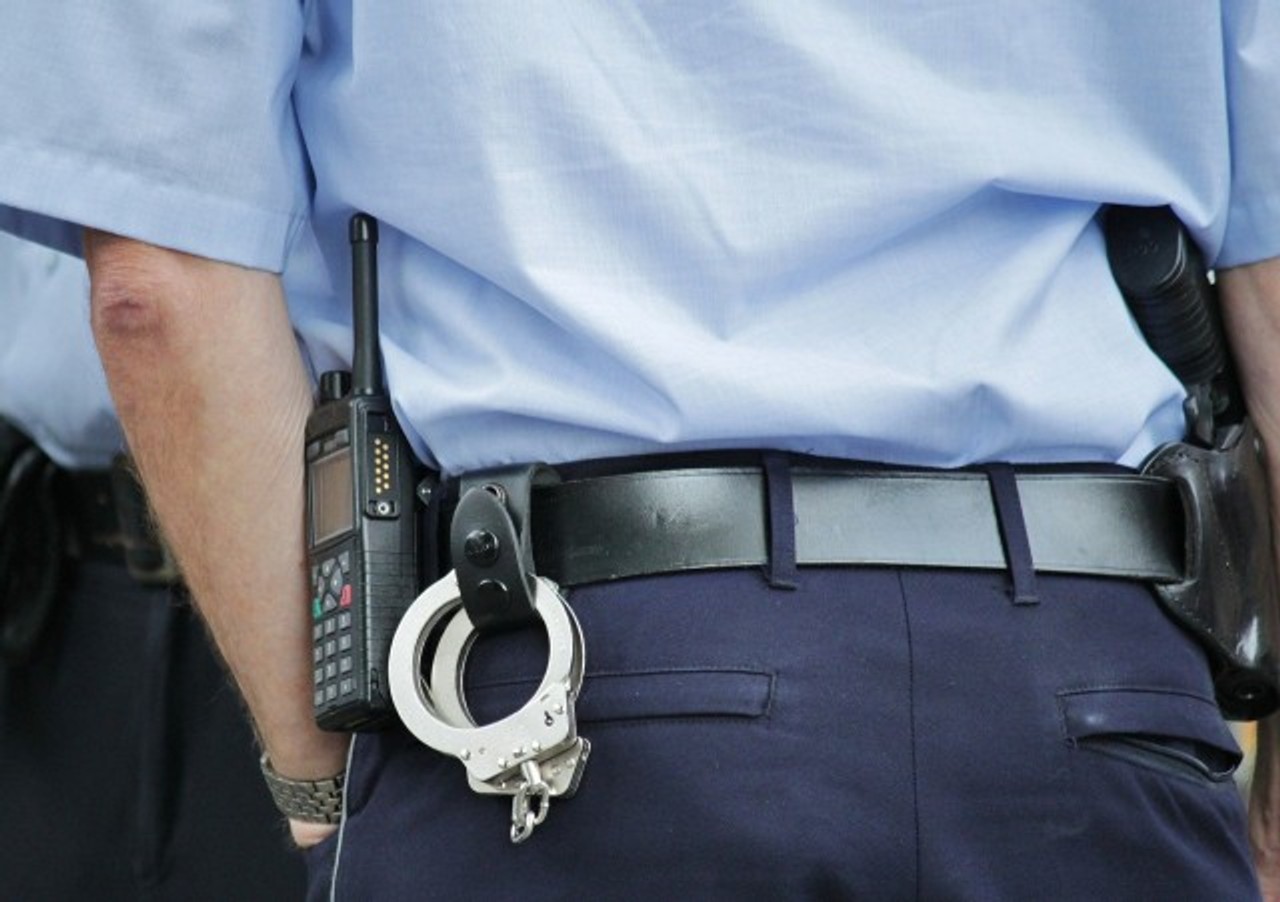 На Кубані поліцейський викрав боржника і прикував його наручниками в підвалі
