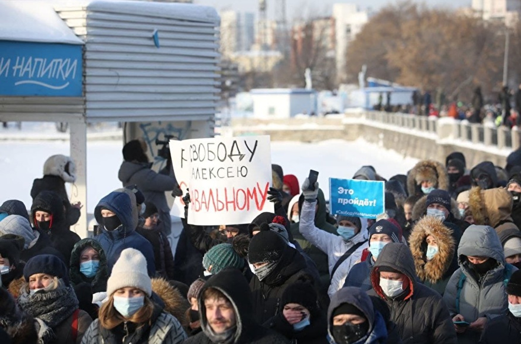 Двох екатеринбуржцев відправили в колонію у справі про кинуту в ОМОН гранаті на акції Навального