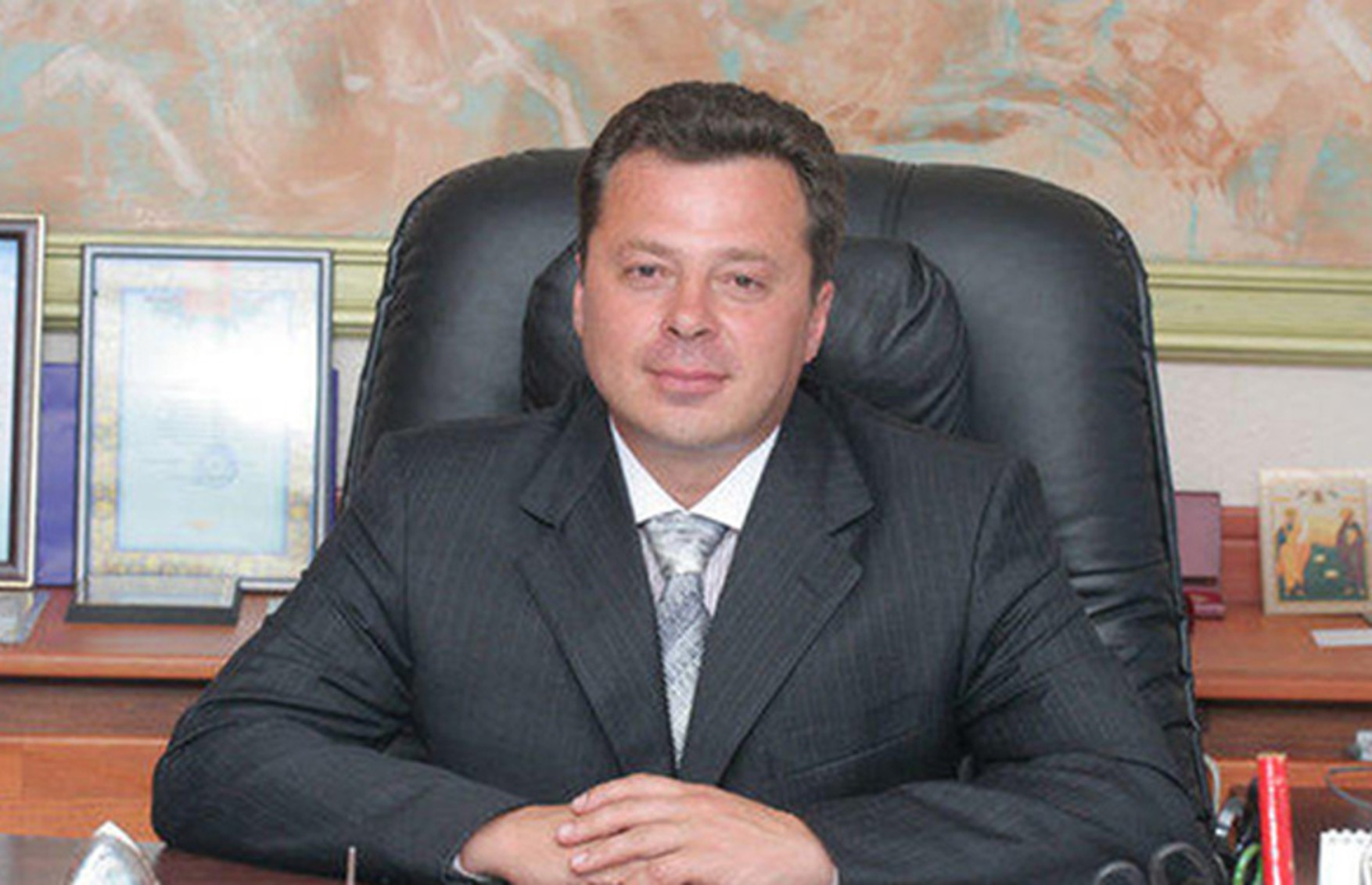 Камчатського депутата-мільйонера Ігоря Редькіна, який застрелив на звалищі людини, відправили під домашній арешт