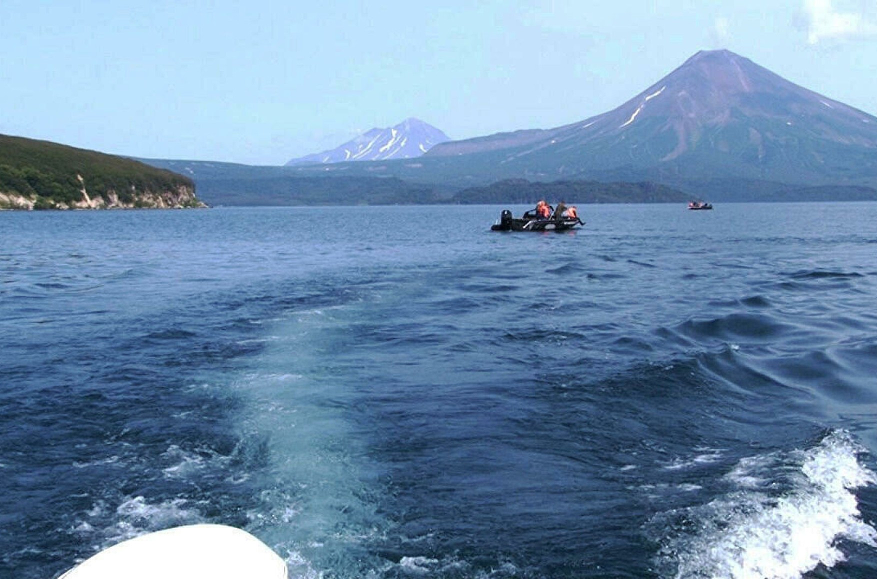 Тіла зниклих після катастрофи Мі-8 туристів знайшли в Курильском озері. Вирішується питання про підняття їх на поверхню