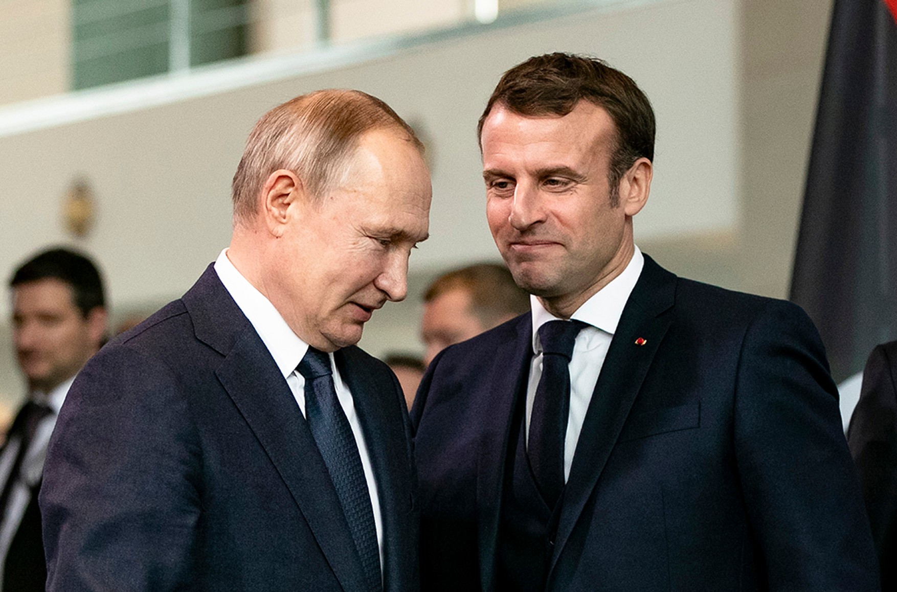 Макрон провів телефонну розмову з Путіним, в ході якого закликав звільнити Навального. У повідомленні Кремля про це замовчується